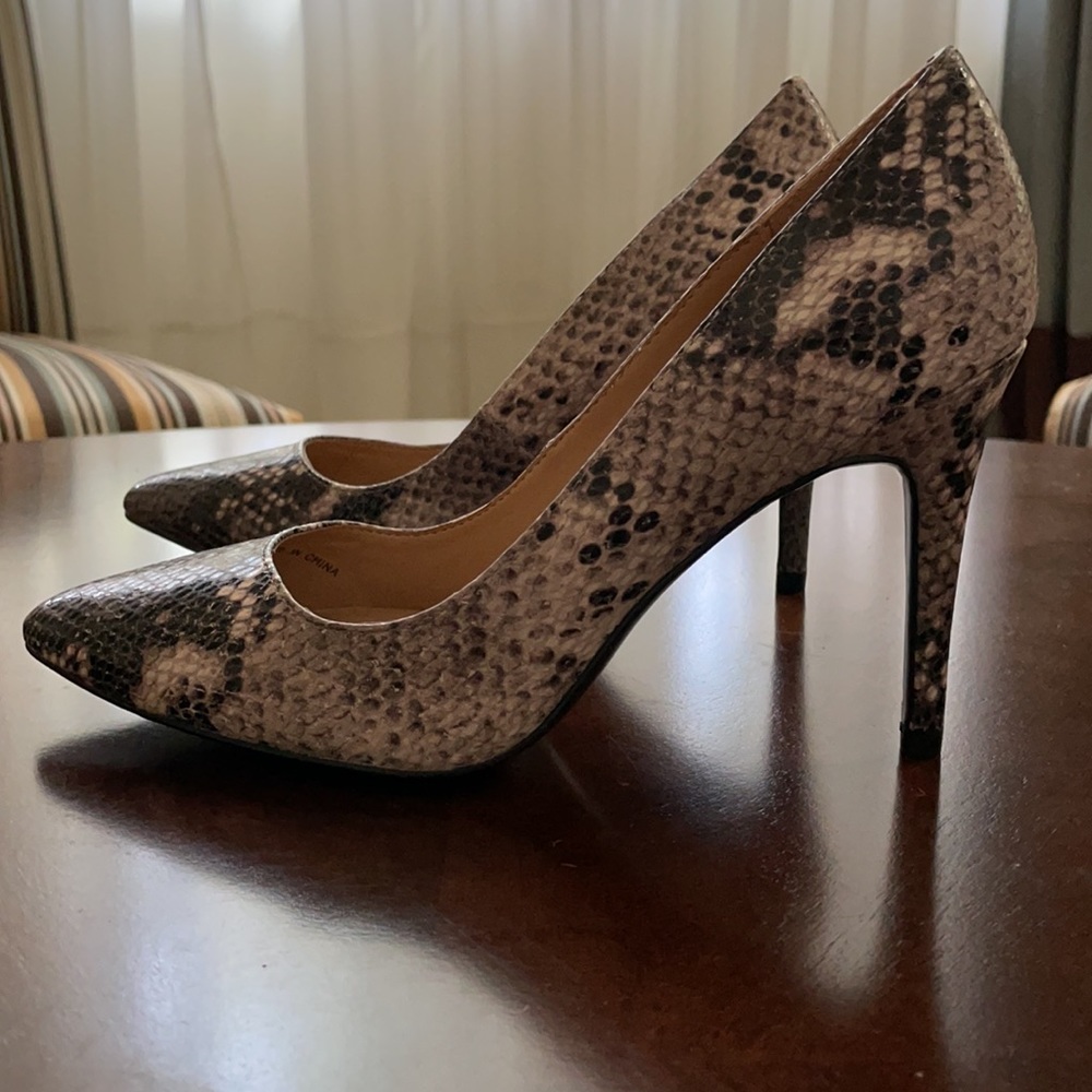 Banana Republic delphine point heels